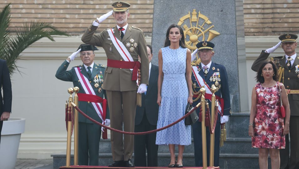 Los Reyes Felipe y Letizia y la Ministra de Defensa en la Jura de Bandera de la Princesa Leonor