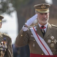 El Rey Felipe VI pasando revista a las tropas en la Jura de Bandera de la Princesa Leonor