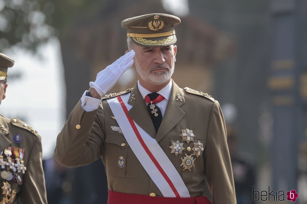 El Rey Felipe VI pasando revista a las tropas en la Jura de Bandera de la Princesa Leonor