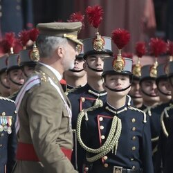 La Princesa Leonor mirando al Rey Felipe VI en su Jura de Bandera