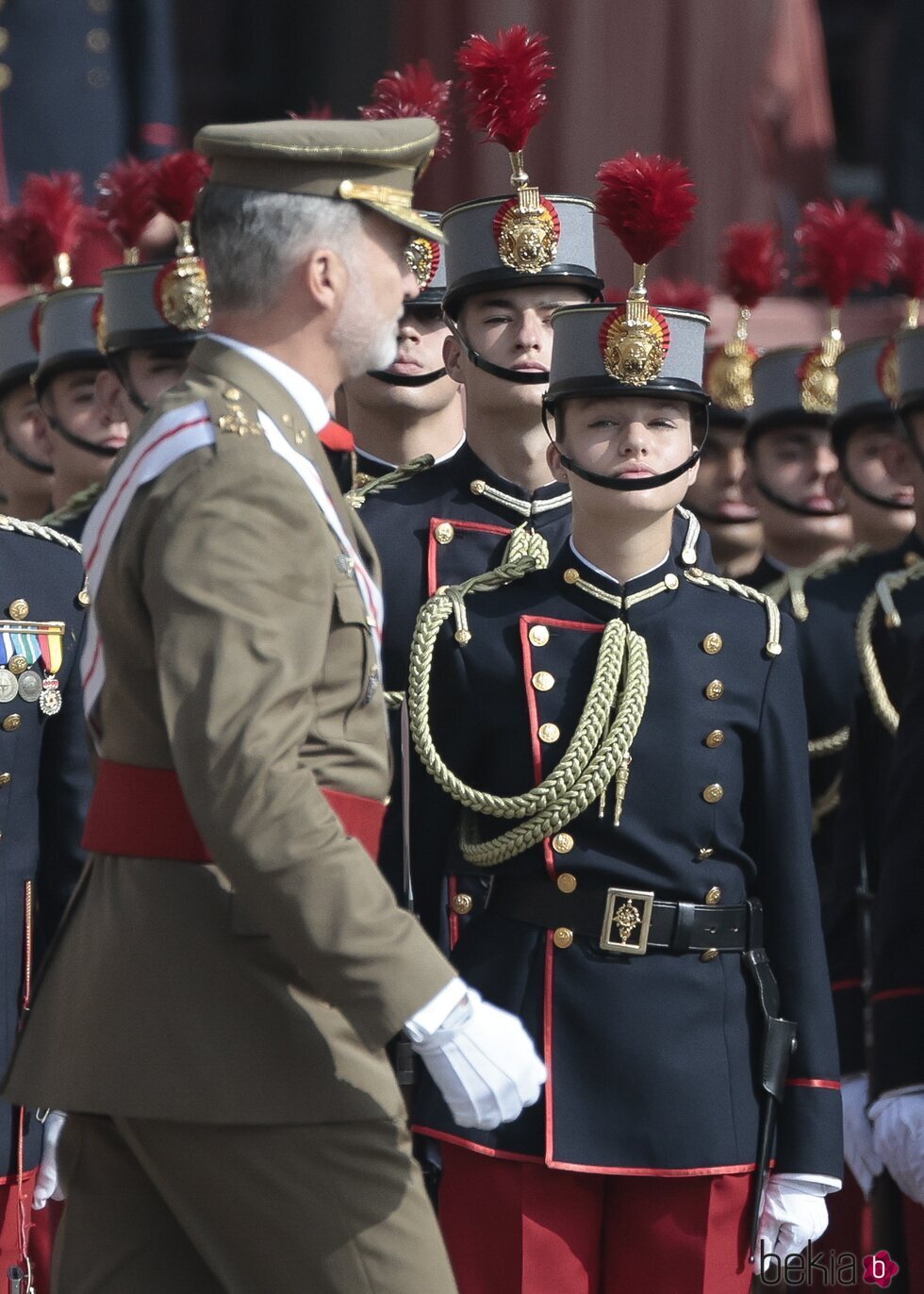 La Princesa Leonor mirando al Rey Felipe VI en su Jura de Bandera