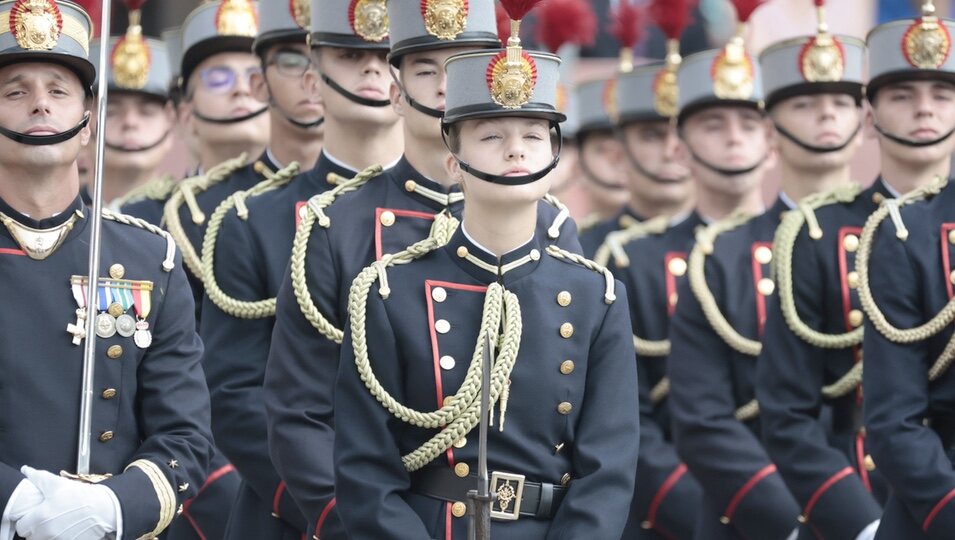 La Princesa Leonor con sus compañeros cadetes en su Jura de Bandera