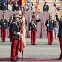 La Princesa Leonor alza su sombrero ante la Bandera de España en su Jura de Bandera