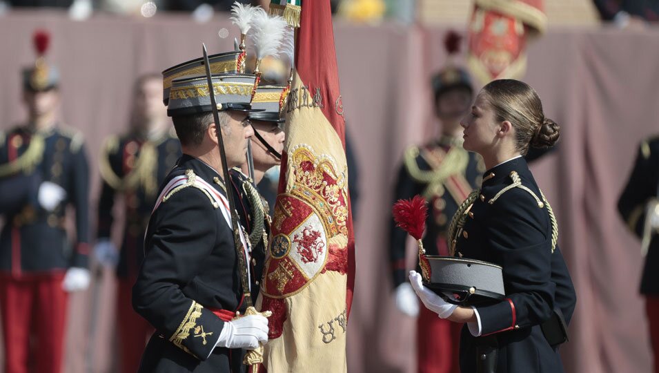 La Princesa Leonor ante la Bandera de España en su Jura de Bandera