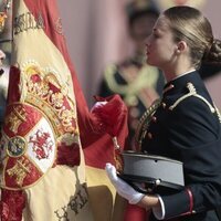 La Princesa Leonor agarra la Bandera de España en su Jura de Bandera