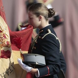 La Princesa Leonor besando la Bandera de España en su Jura de Bandera