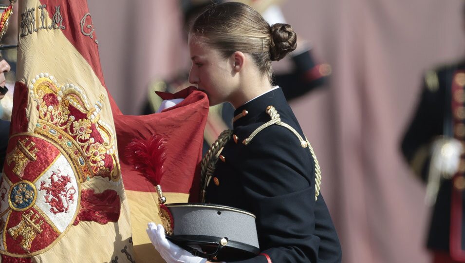 La Princesa Leonor besando la Bandera de España en su Jura de Bandera