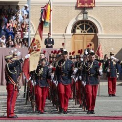 La Princesa Leonor y sus compañeros inclinan la cabeza ante la Bandera de España en su Jura de Bandera