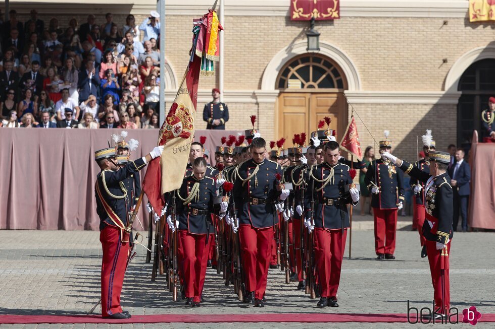 La Princesa Leonor y sus compañeros inclinan la cabeza ante la Bandera de España en su Jura de Bandera