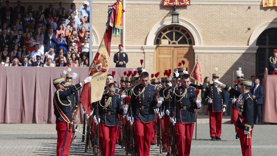 La Princesa Leonor y sus compañeros inclinan la cabeza ante la Bandera de España en su Jura de Bandera