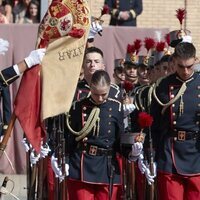 La Princesa Leonor inclina la cabeza ante la Bandera de España en su Jura de Bandera