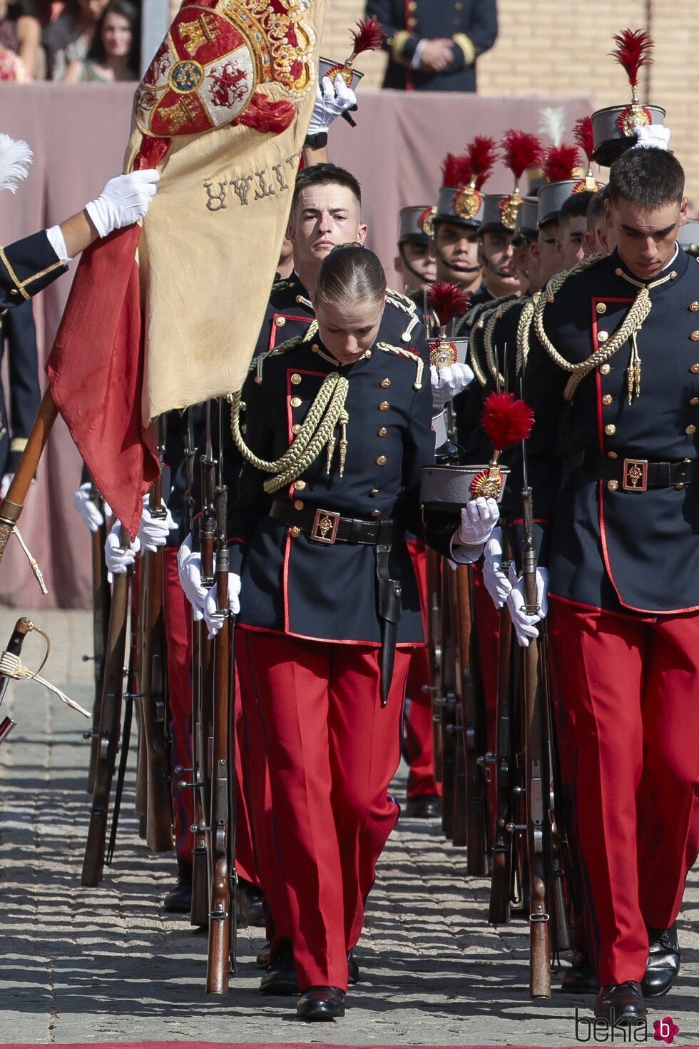 La Princesa Leonor inclina la cabeza ante la Bandera de España en su Jura de Bandera