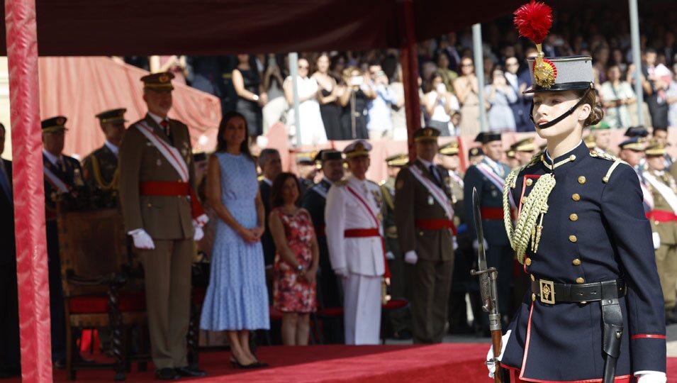 La Princesa Leonor desfila ante los Reyes Felipe y Letizia en su Jura de Bandera