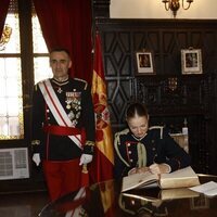 La Princesa Leonor firmando en el libro de honor de la Academia General Militar en su Jura de Bandera