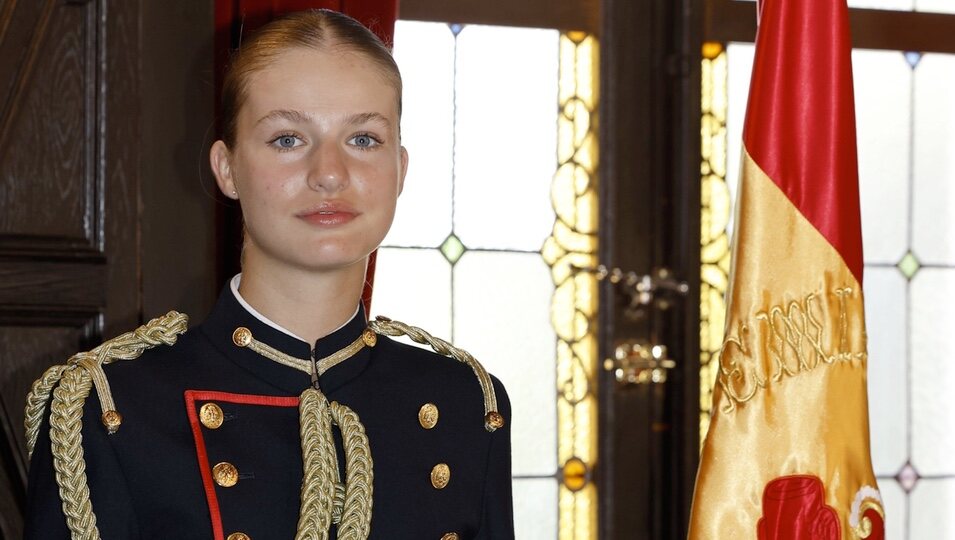 Foto oficial de la Princesa Leonor en su Jura de Bandera