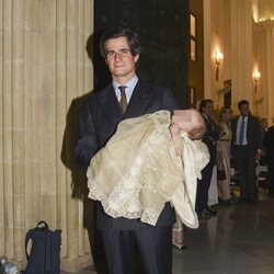 Fernando Fitz-James Stuart con su hija Sofía Fitz-James Stuart en su bautizo