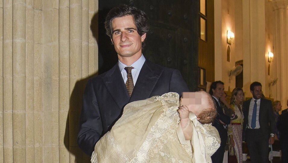 Fernando Fitz-James Stuart con su hija Sofía Fitz-James Stuart en su bautizo