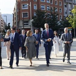 El Rey Felipe VI con la muñeca vendada en Bilbao