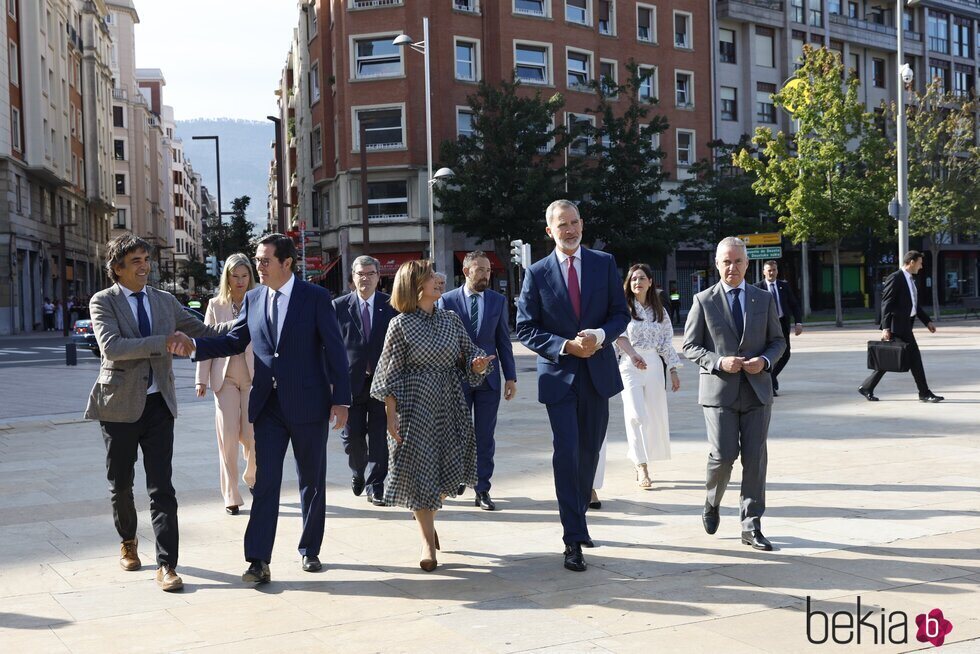 El Rey Felipe VI con la muñeca vendada en Bilbao