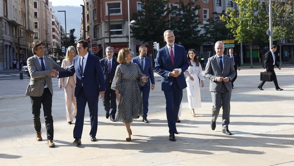 El Rey Felipe VI con la muñeca vendada en Bilbao