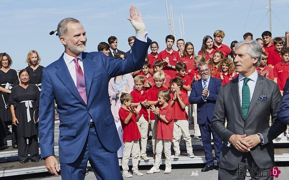 El Rey Felipe VI con la muñeca izquierda vendada en Getxo