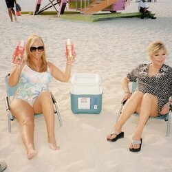 Terelu y Belén Esteban en la playa en la foto promocional de '¡Sálvese quien pueda!' de Netflix