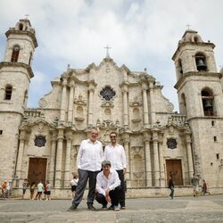 Carmen Mola ante la Catedral de La Habana