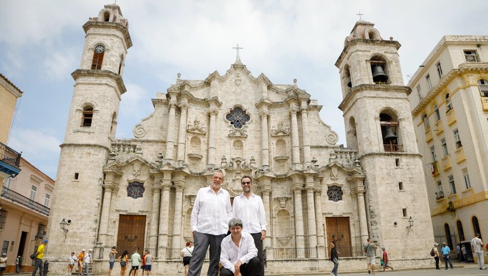 Carmen Mola ante la Catedral de La Habana