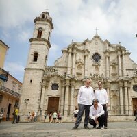 Carmen Mola ante la Catedral de La Habana