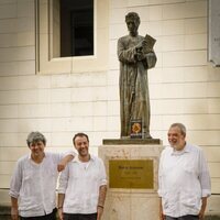 Carmen Mola con la estatua de Dante Alighieri en La Habana