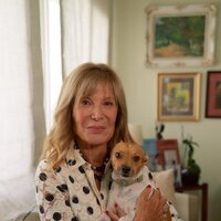 Pilar Eyre con su perro Brody