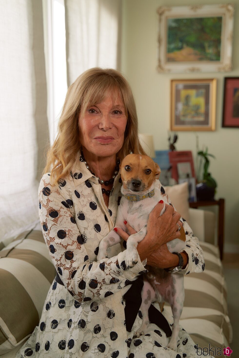 Pilar Eyre con su perro Brody