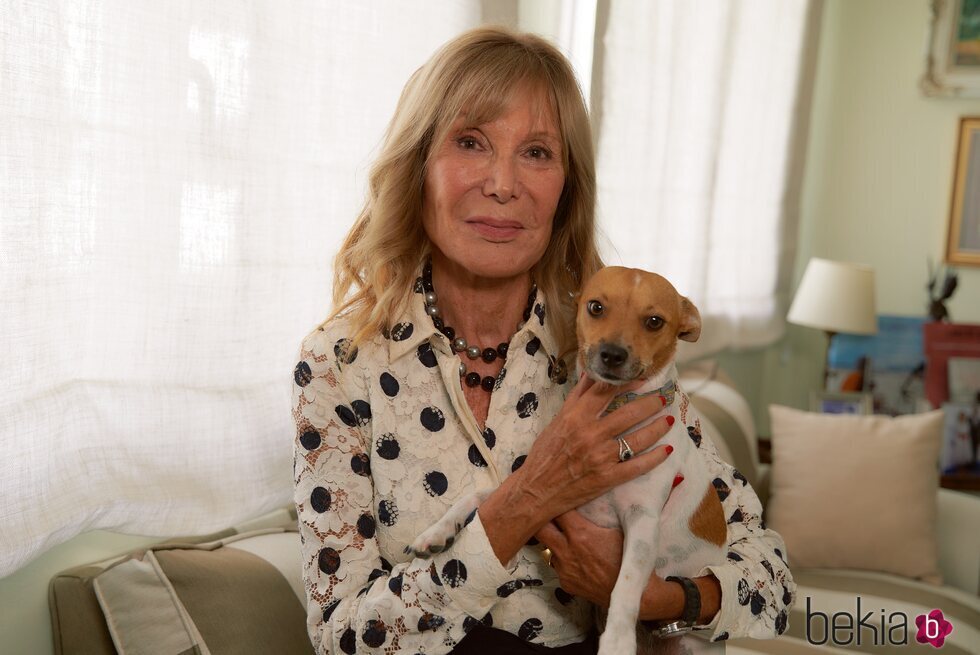 Pilar Eyre, muy cariñosa con su perro Brody