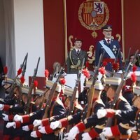 La Princesa Leonor y el Rey Felipe VI presidiendo el desfile militar del Día de la Hispanidad 2023