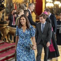 Teresa Urquijo y José Luis Martínez -Almeida en la recepción en el Palacio Real por el Día de la Hispanidad 2023