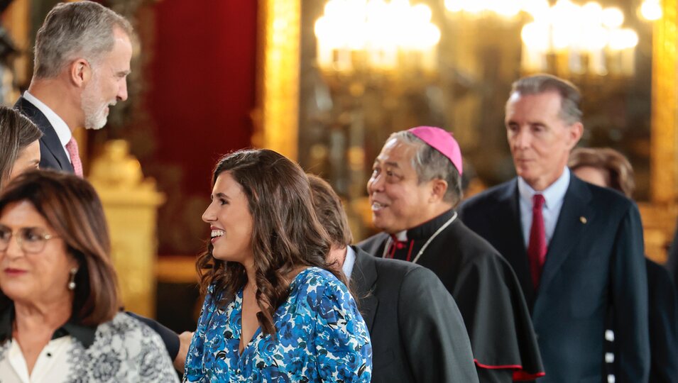 Teresa Urquijo, novia de Almeida, saludando a los Reyes Felipe y Letizia y la Princesa Leonor en la recepción del Día de la Hispanidad 2023 