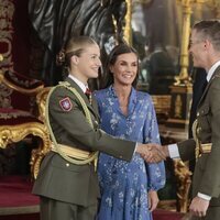 La Princesa Leonor saludando a uno de sus compañeros de la Academia Militar en la recepción en el Palacio Real por el Día de la Hispanidad 2023