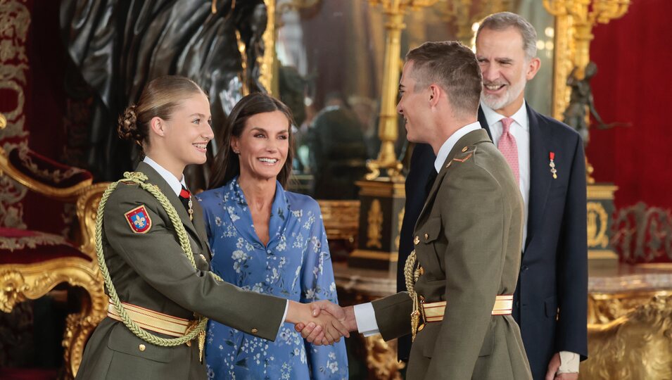 La Princesa Leonor saludando a uno de sus compañeros de la Academia Militar en la recepción en el Palacio Real por el Día de la Hispanidad 2023