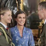 La Princesa Leonor saluda con una sonrisa a un compañero de la Academia Militar en la recepción en el Palacio Real por el Día de la Hispanidad 2023