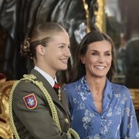 La Princesa Leonor saluda con una sonrisa a un compañero de la Academia Militar en la recepción en el Palacio Real por el Día de la Hispanidad 2023