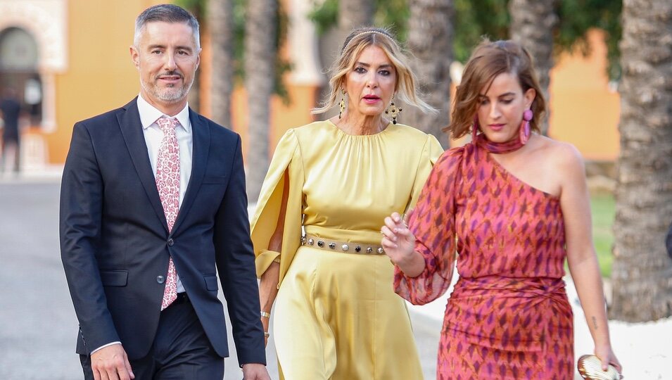 Pepe del Real, Marisa Martín Blázquez y Leticia Requejo en la boda de Isa Pantoja y Asraf Beno