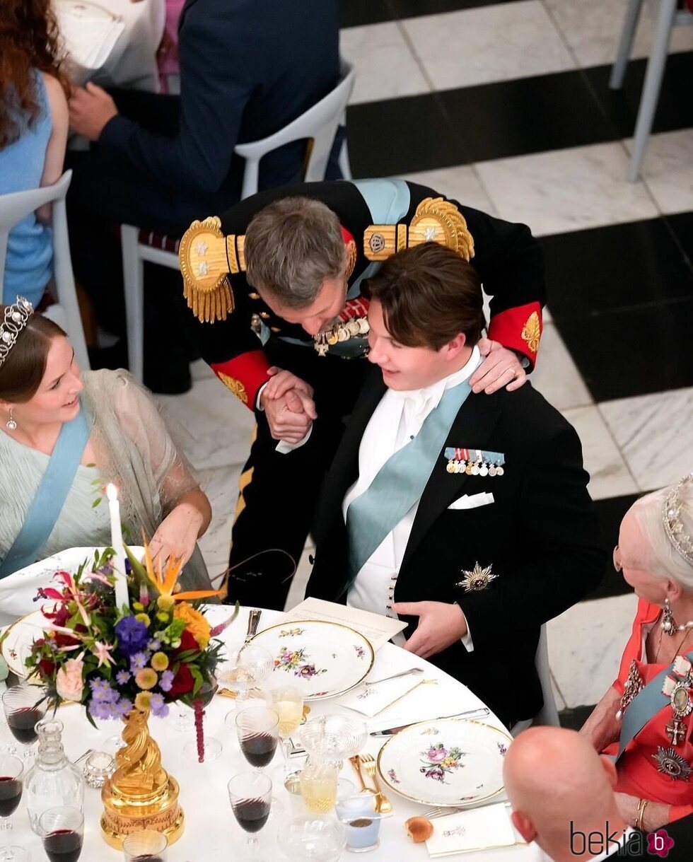 El Príncipe Federico abraza a su hijo en la cena de gala del 18 cumpleaños del Príncipe Christian