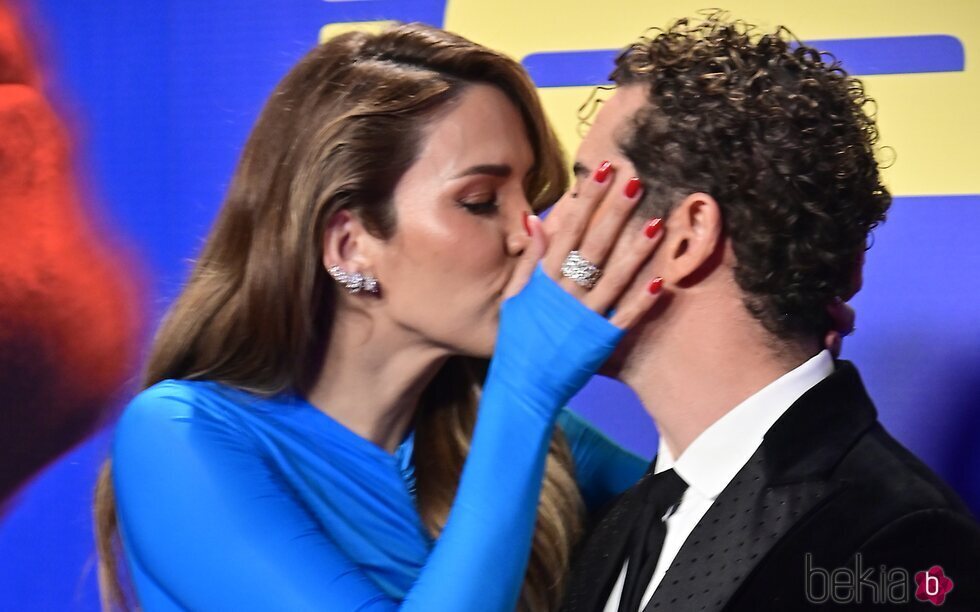 David Bisbal y Rosanna Zanetti besándose en el estreno de su documental