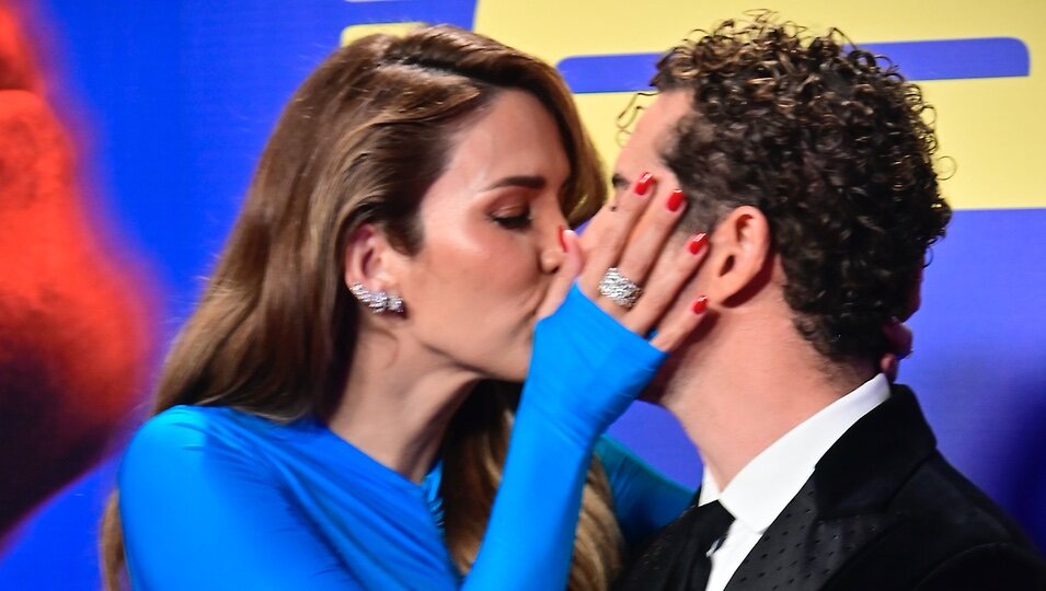 David Bisbal y Rosanna Zanetti besándose en el estreno de su documental