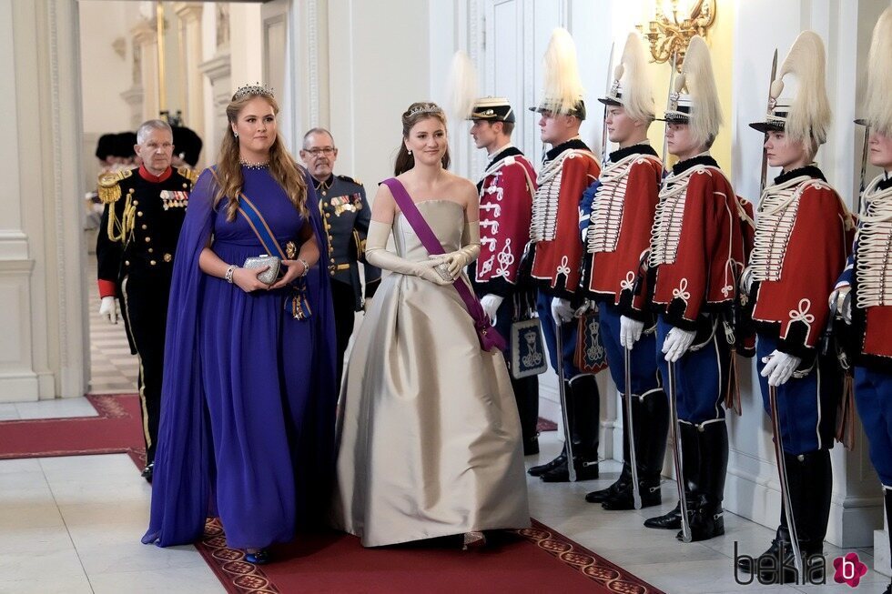 Amalia de Holanda con la Tiara Collar de Zafiros y Elisabeth de Bélgica con la Tiara Wolfers en la cena de gala por el 18 cumpleaños de Christian de Dinama