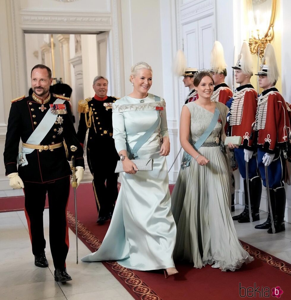 Haakon y Mette-Marit de Noruega y su hija Ingrid Alexandra de Noruega en el 18 cumpleaños de Christian de Dinamarca