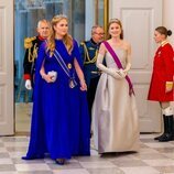 Amalia de Holanda y Elisabeth de Bélgica en la cena de gala por el 18 cumpleaños de Christian de Dinamarca