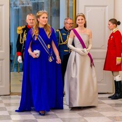 Amalia de Holanda y Elisabeth de Bélgica en la cena de gala por el 18 cumpleaños de Christian de Dinamarca