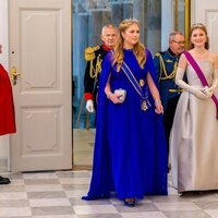 Amalia de Holanda y Elisabeth de Bélgica en la cena de gala por el 18 cumpleaños de Christian de Dinamarca