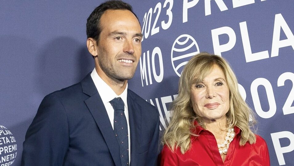 Pilar Eyre y su hijo en el Premio Planeta 2023